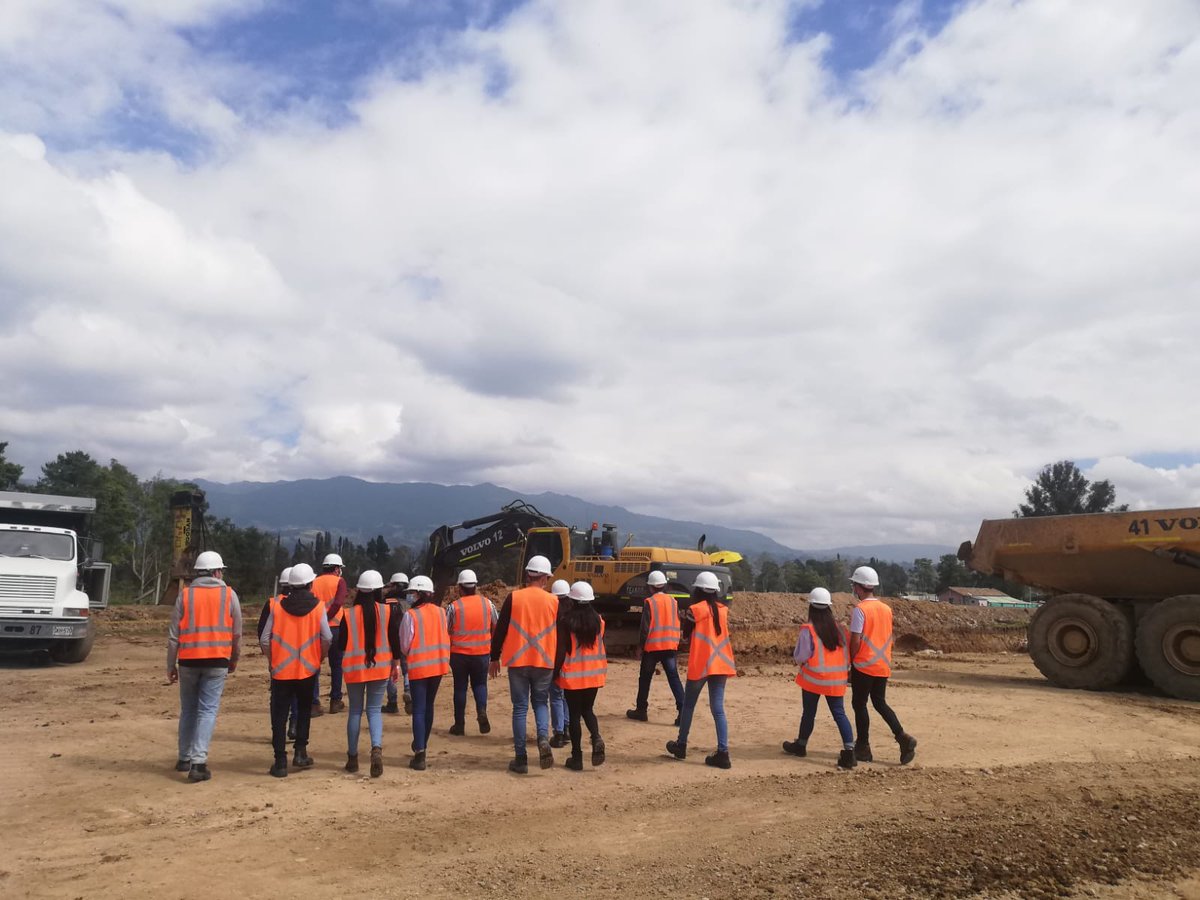 InviasOficial's tweet photo. 📣 38 estudiantes de Ingeniería Civil de la @Escuelaing recorrieron el proyecto #RutaDeLosComuneros. Gracias a #DelAulaALaObra pusieron en práctica sus conocimientos y observaron el proceso constructivo de esta obra que beneficia a más de 2 millones de colombianos. https://t.co/XytTFbdM8F