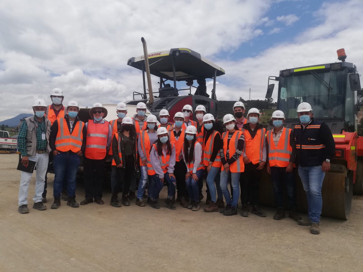 InviasOficial's tweet photo. 📣 38 estudiantes de Ingeniería Civil de la @Escuelaing recorrieron el proyecto #RutaDeLosComuneros. Gracias a #DelAulaALaObra pusieron en práctica sus conocimientos y observaron el proceso constructivo de esta obra que beneficia a más de 2 millones de colombianos. https://t.co/XytTFbdM8F
