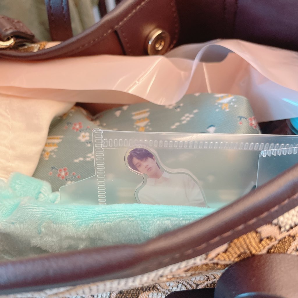 201202dd's tweet photo. 電車乗ってて視線感じると思ったらワロタ https://t.co/SxLjlIl5Be