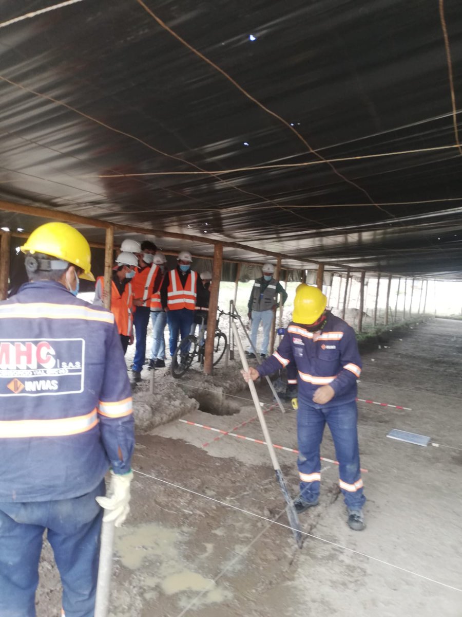 InviasOficial's tweet photo. 📣 38 estudiantes de Ingeniería Civil de la @Escuelaing recorrieron el proyecto #RutaDeLosComuneros. Gracias a #DelAulaALaObra pusieron en práctica sus conocimientos y observaron el proceso constructivo de esta obra que beneficia a más de 2 millones de colombianos. https://t.co/XytTFbdM8F