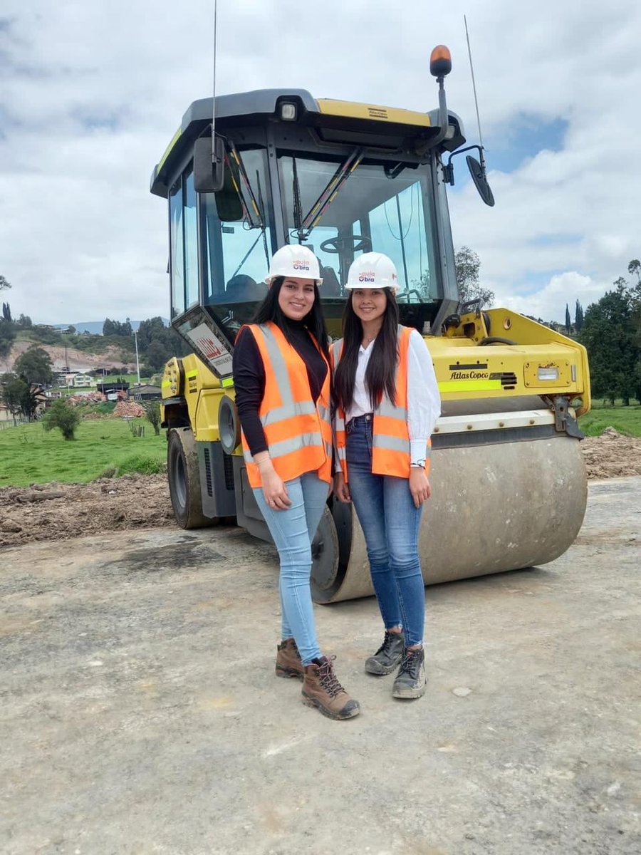 InviasOficial's tweet photo. 📣 38 estudiantes de Ingeniería Civil de la @Escuelaing recorrieron el proyecto #RutaDeLosComuneros. Gracias a #DelAulaALaObra pusieron en práctica sus conocimientos y observaron el proceso constructivo de esta obra que beneficia a más de 2 millones de colombianos. https://t.co/XytTFbdM8F