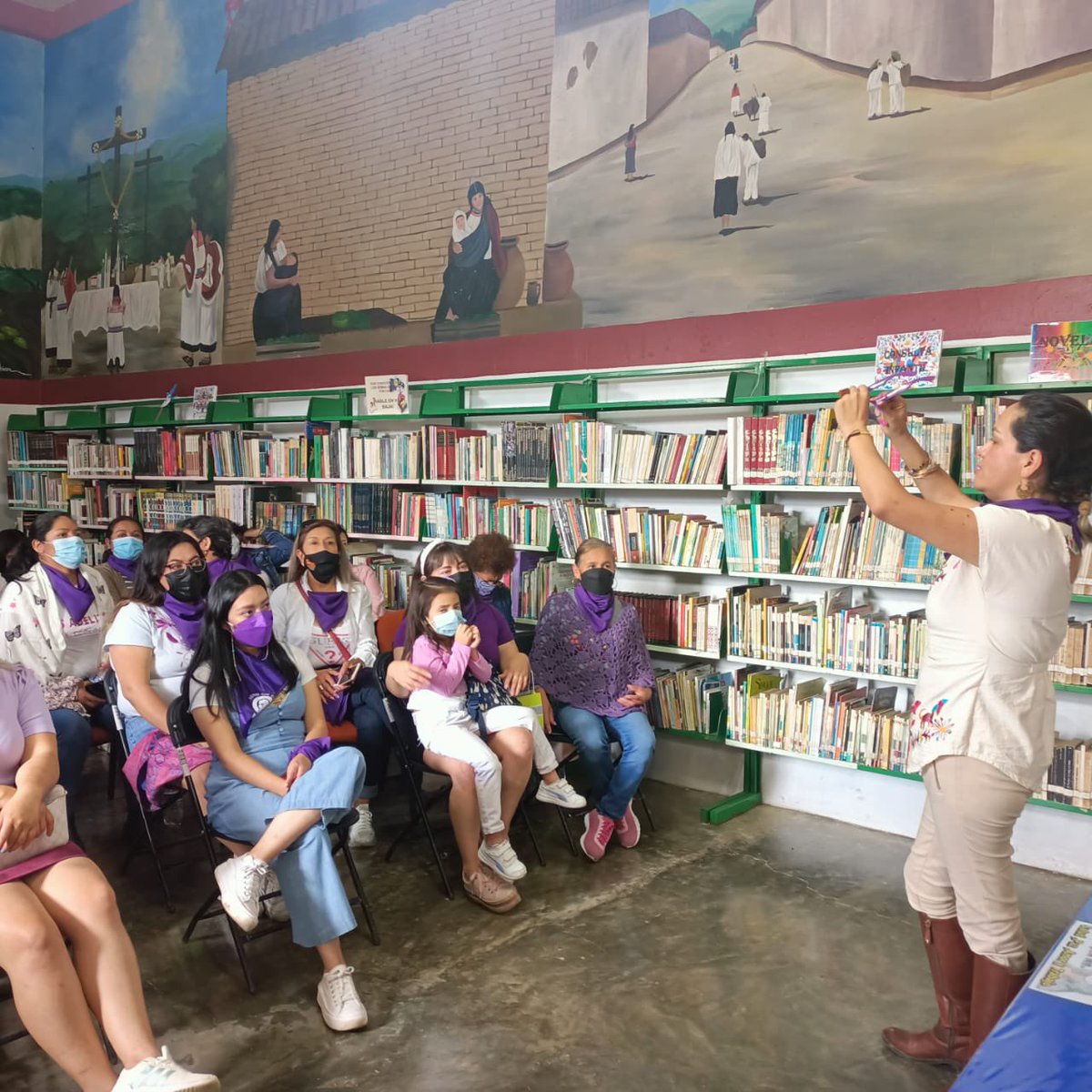 YndiraSandoval's tweet photo. 📣💜💪🏾 #25M #DíaNaranja #DíaVioleta tallereamos, firmamos la #3de3VsViolencia y marchamos por nuestro derecho a una vida libre de violencia en la Otomí Tepehua de Hidalgo, con la Red Violeta Otomí,mi compañera @montze_olvera y las Adelitas del Café, dejemos de vernos el ombligo. https://t.co/56UX1GHWEz