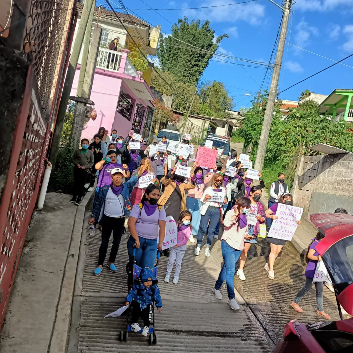 YndiraSandoval's tweet photo. 📣💜💪🏾 #25M #DíaNaranja #DíaVioleta tallereamos, firmamos la #3de3VsViolencia y marchamos por nuestro derecho a una vida libre de violencia en la Otomí Tepehua de Hidalgo, con la Red Violeta Otomí,mi compañera @montze_olvera y las Adelitas del Café, dejemos de vernos el ombligo. https://t.co/56UX1GHWEz