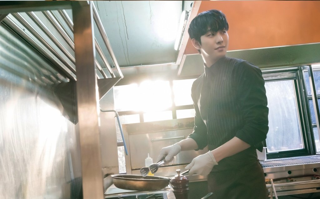 kdramatreats's tweet photo. Kang Taemu doing boyfriend duties, he's gonna cook a meal for Shin Hari 🙈💛 #BusinessProposal https://t.co/XIqOCcpc9L
