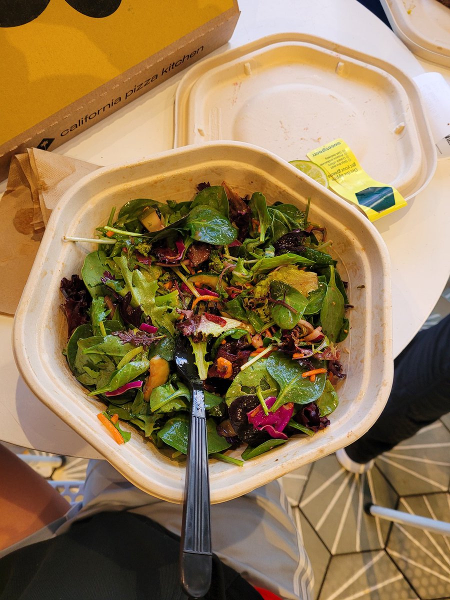 lanandez17's tweet photo. @sweetgreen in Brentwood, if I wanted a bag of lettuce, I would have gotten that at a grocery store.  The one slice of portobello was delicious, would have been nice to have more than 2 or that the manager would be understanding 🤨 https://t.co/rZWX6oqlyJ