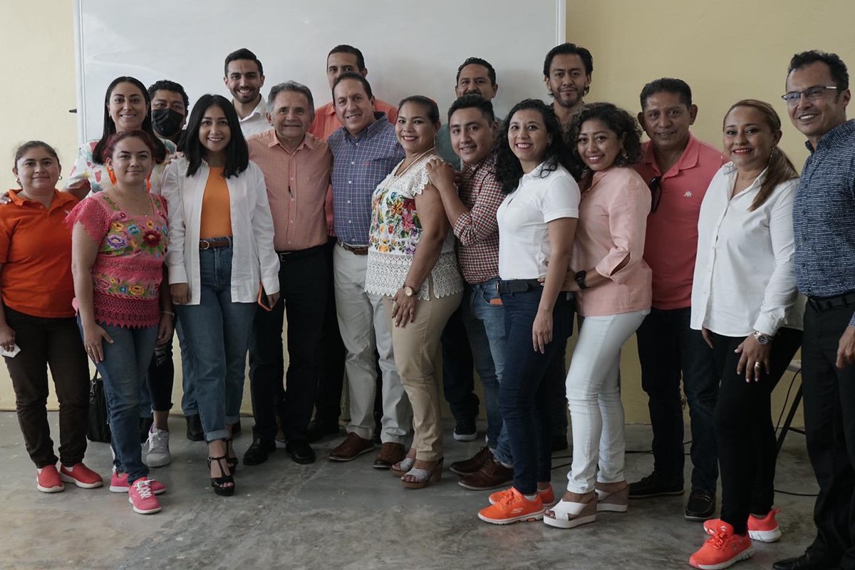 Estuvimos en familia, trabajando, escuchando, preparándonos, porque unidos vamos por el Quintana Roo que merecemos. #ElFuturoEsNaranja - <a href="/DrJLPech/">Dr. Pech</a> <a href="/LidiaRojasFab/">Lidia Rojas</a> <a href="/Jacobo_Cheja/">Jacobo Cheja</a>