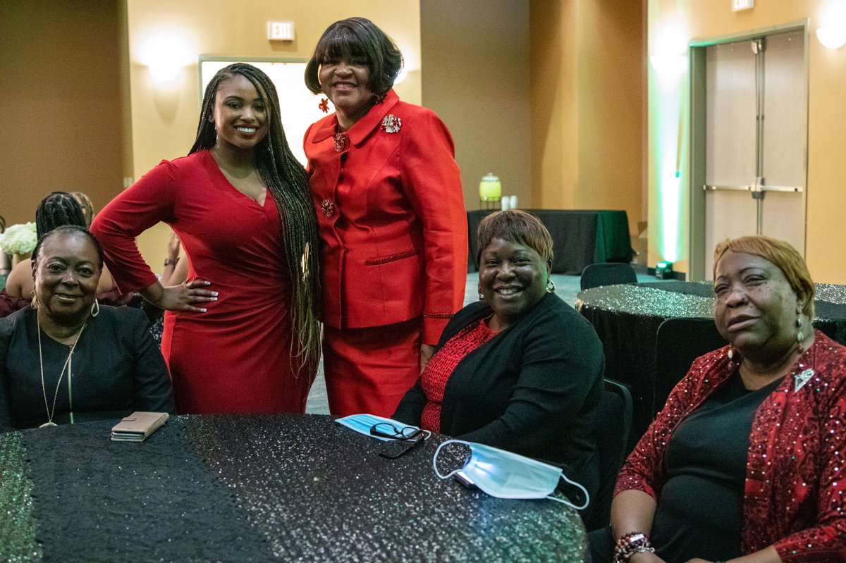 “You wear your brown beautifully” 
- Dr. Adrell Pinkney 

Thank you to our guest speakers and congratulations to all the XU Girls Rock award recipients 🤍💛

#XULA
#eXcellence