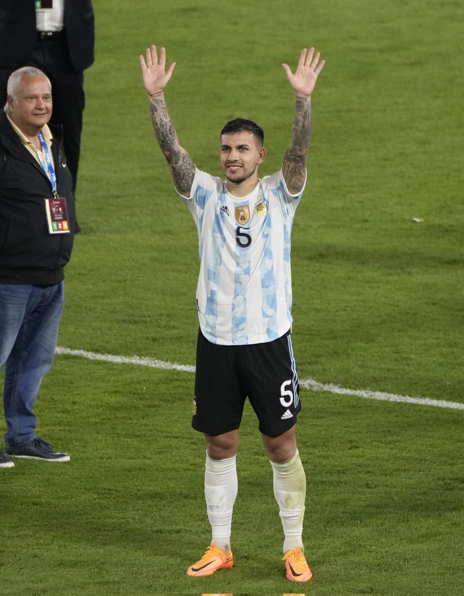 BocaJrsOficial's tweet photo. LEANDRO 😍5️⃣🇦🇷🎩 https://t.co/MGyTJfm97S