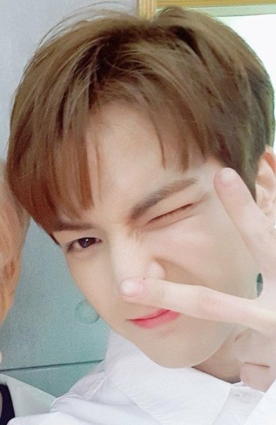 bread__0808's tweet photo. 4년 전 영훈이 완전 말랑한 우유찐빵 같애...🤍 https://t.co/K4dwys8dZU