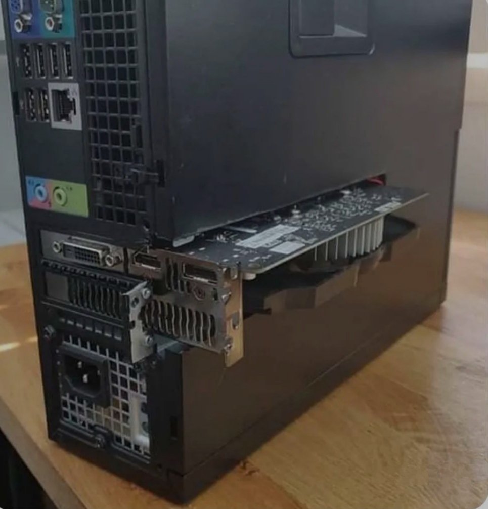 JoseETutorials's tweet photo. Cuando gastas todo tu presupuesto en una nueva GPU y te quedas sin dinero para cambiar el gabinete 😅
#HardwareFail https://t.co/xKmsokEZaU