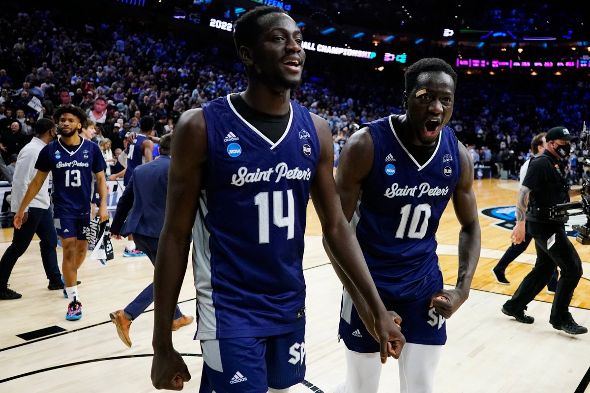 FanDuelSports's tweet photo. If you made a $100 bet on Saint Peter's (+1300 ML) to beat Kentucky ...

and then rolled over the winnings and bet the Peacocks to beat Murray State (+290) and Purdue (+630) ...

The Peacocks would have made you $23,751 🤯 https://t.co/pcVJbWqjnU
