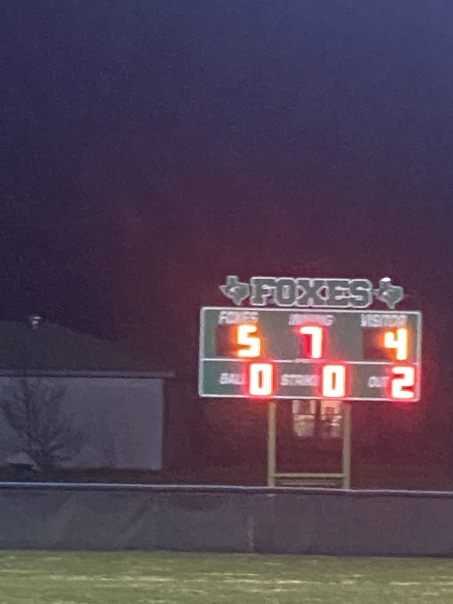 KodiCrane's tweet photo. A great night of baseball started w/ @annelysepayne throwing out the 1st pitch to @Reesepayne33 &amp; concluded with a 2 run walk off over district rival Sunnyvale. @cmfoxbaseball was tough as resilient for 7 innings #UNCOMMON @FoxUnleash @luke__allison @CaddoMillsHS @CaddoMillsISD https://t.co/KfIOl0IZOm