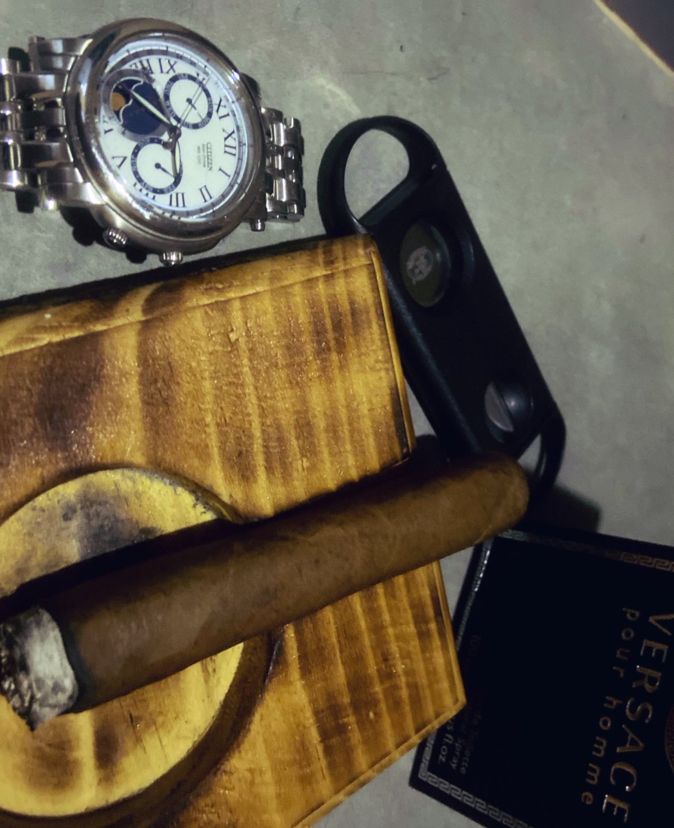 Robusto Schröler 🍂🔥#manessentials you know what time it is🕣😎⌚️