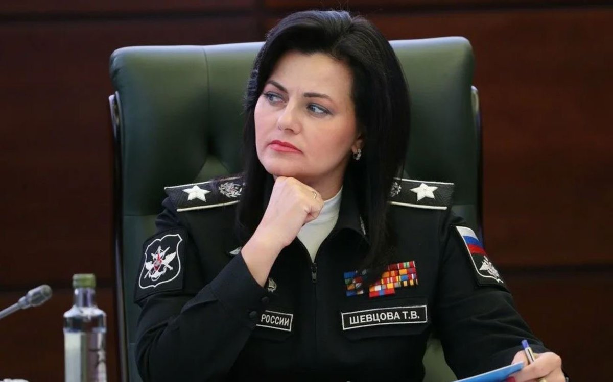 БХЯ-н сайд Шойгу ухаангүй гэх.
ЗХЖШ-н дарга Герасимов сураггүй.
Орлогч Костюков нь ухаангүй гэх.
БХЯ-н орлогч сайд Татьяна Шевцова нь Бразил руу зугтсан.
Путины тусгай элч Чубайс Турк руу зугтаж гарсан
Шадар сайд бсн Кудрин шөнө дөлөөр Литва руу гарсан гэх.Тэгэхээр яасан байх уу?