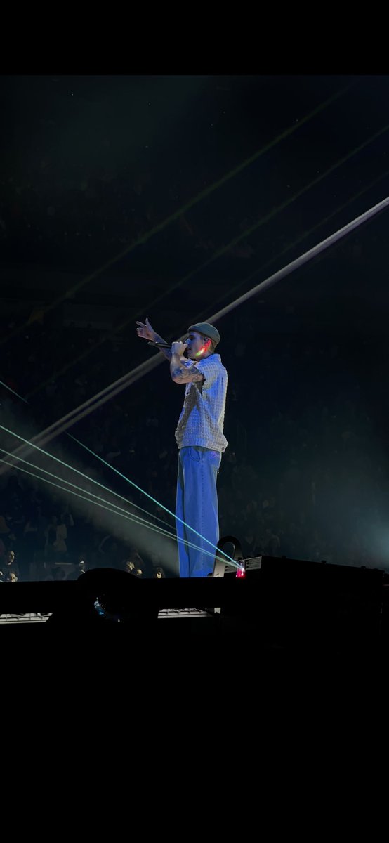 availableforjb's tweet photo. I CANT BELIEVE I WAS ACTUALLY THIS CLOSE TO HIM https://t.co/isKmBfjbHZ