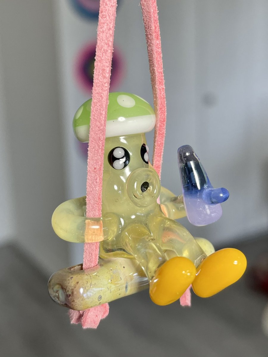 TheGreatGlass's tweet photo. Swinging with his @puffco 💨🍄 #ATGG #MushyOnASwing https://t.co/0jD8ZI0qr8