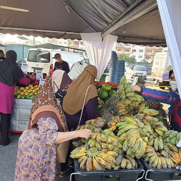 FAMASelangor's tweet photo. 26 - 27 Mac 2022 | Sabtu | Batu Caves

Sedang berlangsung Program Jualan Keluarga Malaysia di Wira Damai, Batu Caves pada 26 dan 27 Mac 2022 bermula 8.00pagi hingga 1.00 petang.

Jom dapatkan barangan keperluan disini.

#famadihatirakyat 
#famaselangor https://t.co/tXCWQh0Rn7
