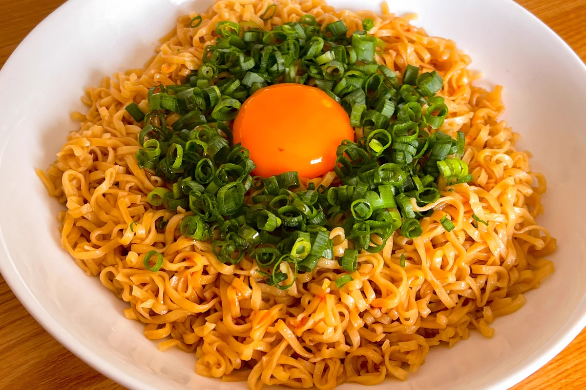 たまにはいつもと違う食べ方で！1度で2度おいしいチキンラーメン油そば。