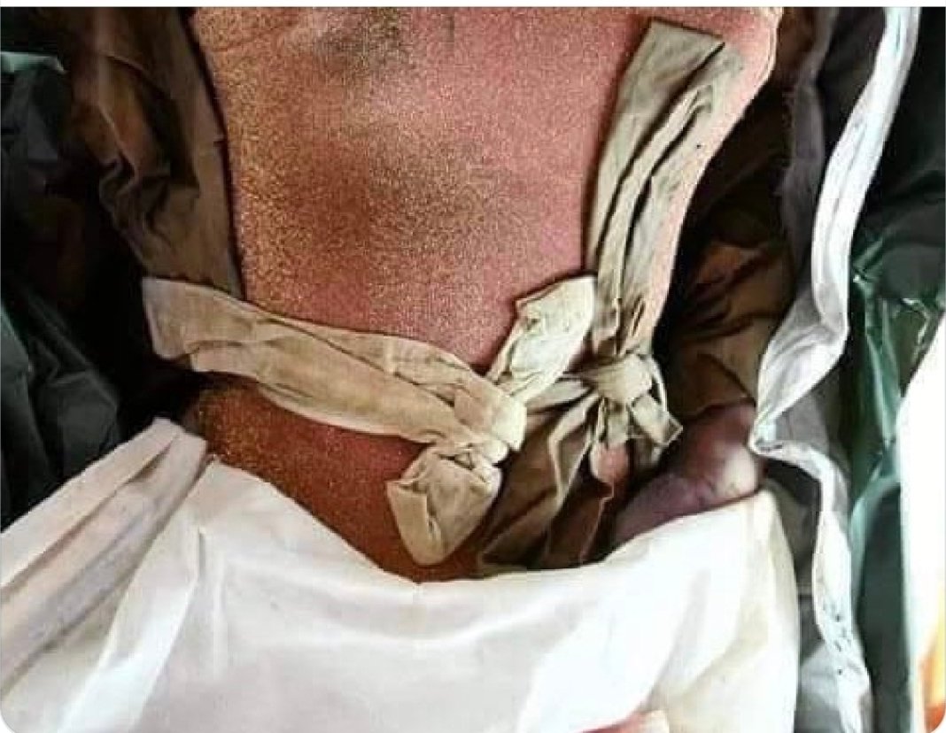 ถ้าไม่มีอะไรในก่อไผ่ที่มันต้องใหญ่มาก พวกมึงจะร่วมโกหก ขู่ฆ่า แซกแทรงกันใหญ่โตขนาดนี้หรือ
👉ช.มัดเอว ดูดีๆเหมือนช.สีนต.ผูกด้านในและเชือกสีข.ผูกนอกเสื้อคลุม ผิดวิสัยมาก
-ผช.มัด/ใคร?
-มั่นให้แน่นเพื่ออะไร?
-กป.ขาวหายไปไหน
-ถ้าขาโดนบพ.ทำไมเสื้อคลุมไม่โดน โดนท่าไหน?
#ตามติดคดีแตงโม