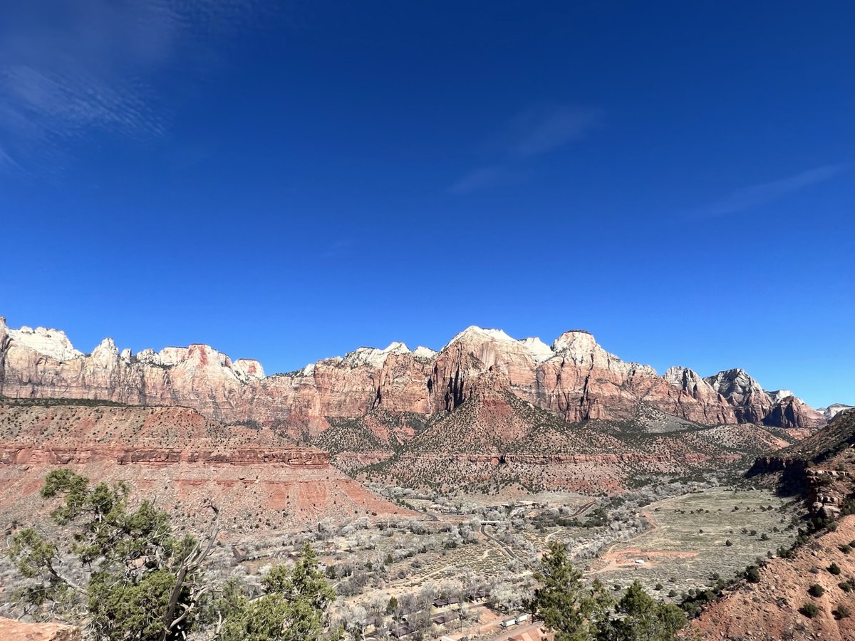 mcrofut's tweet photo. As soon as we crossed into Southern Utah we were immediately greeted with sweeping mesas and plateaus and beautiful red rock cliffs and sandstone formations. The Greater Zion area is packed full of outdoor recreation areas.

https://t.co/c80hSlLucs https://t.co/foanq8eRrF