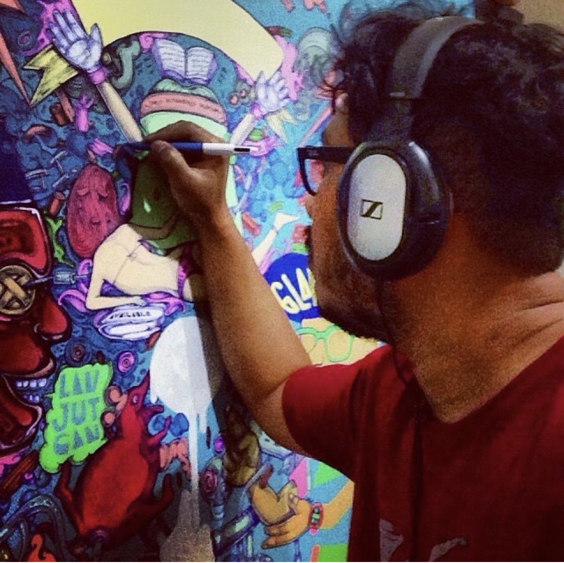 singpentinkhepi's tweet image. This is my handrawn painting. Mix media, Arcrylic on canvas 150 x 150 cm, year 2014. Outlined by ballpoint. I will minting this for auction. Prefer on Exchg or FF? 🤔#solana #solanaNFTs