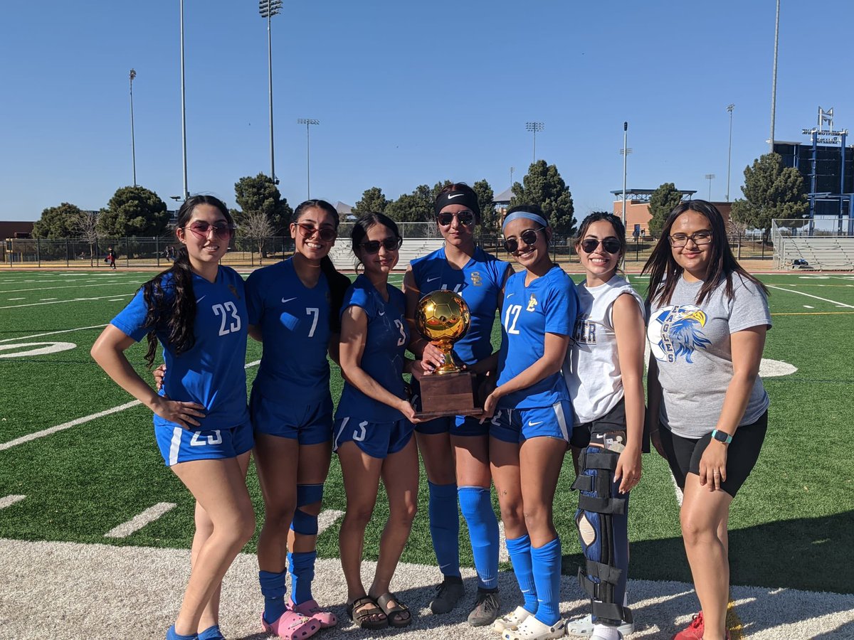 Idalyv14's tweet photo. Senior year🎓🤩 #timeflies #SanEliNation #Champions #family https://t.co/peRUSSvspJ