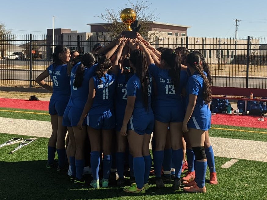 Idalyv14's tweet photo. Senior year🎓🤩 #timeflies #SanEliNation #Champions #family https://t.co/peRUSSvspJ
