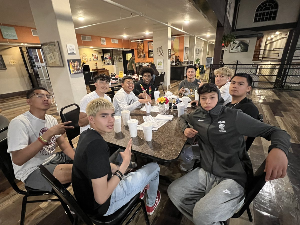 TEAM DINNER! Blessed to have an amazing team. Had a blast today!