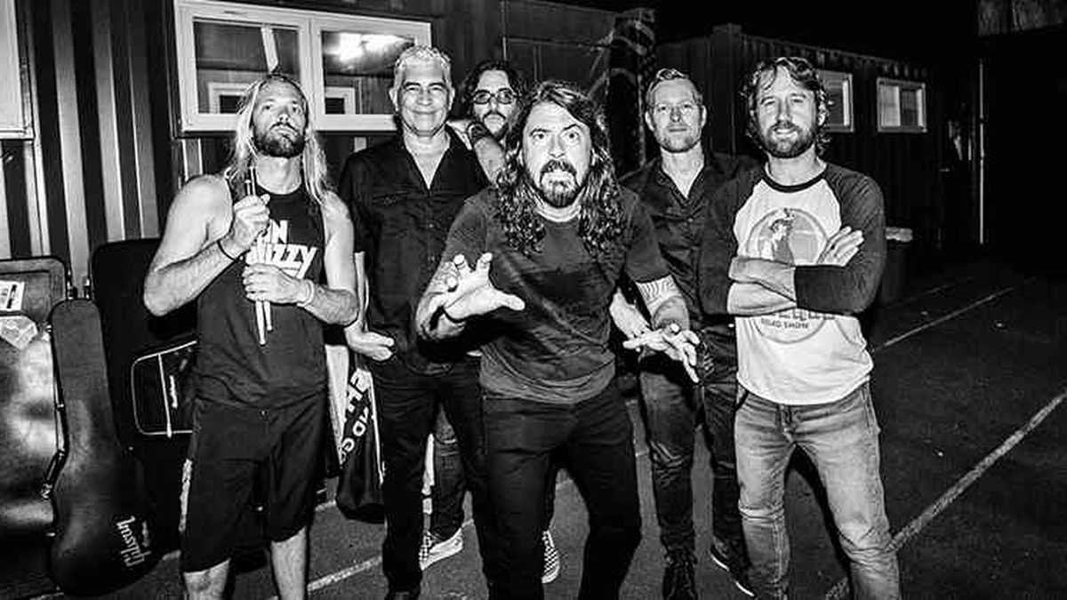 Muere en Bogotá, Colombia Taylor Hawkins, baterista de #FooFighters quienes días anteriores se presentaban en la Ciudad de México.