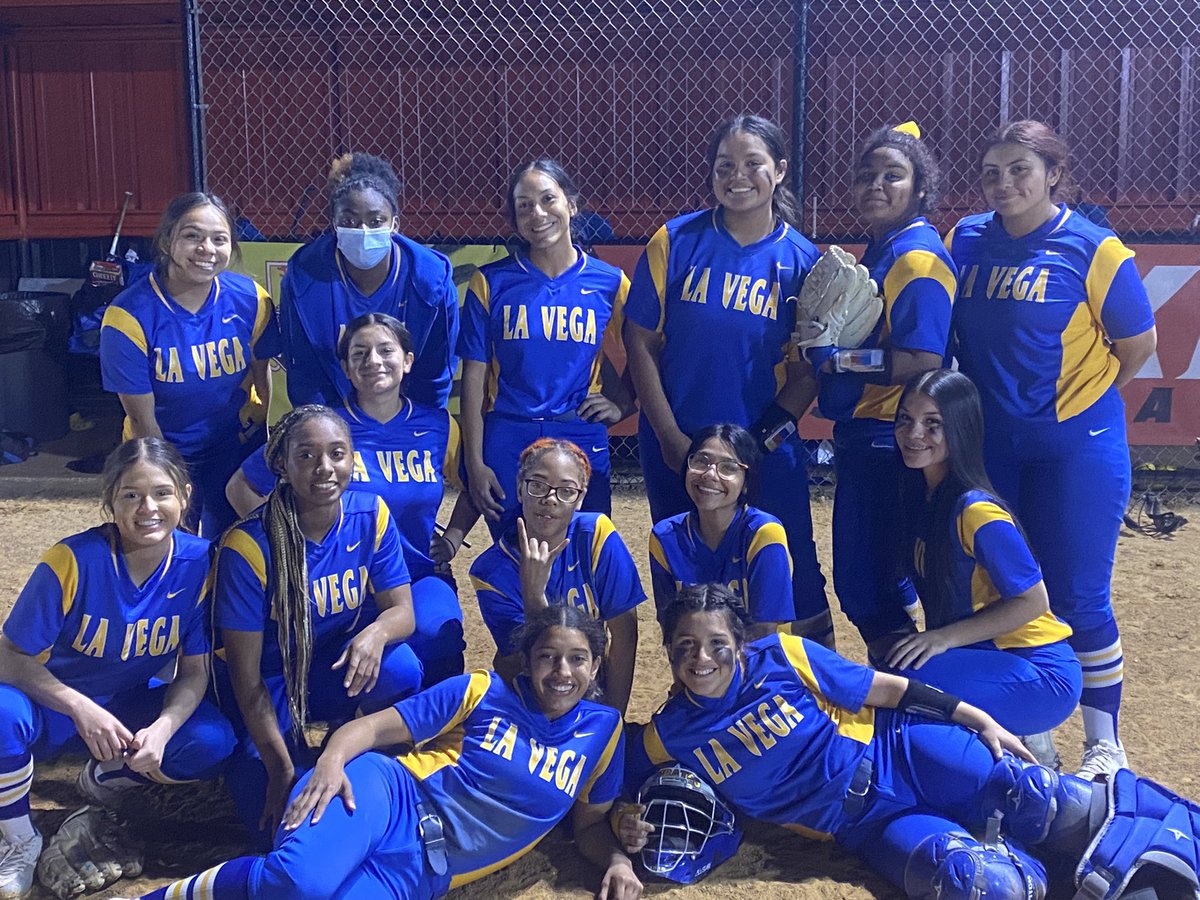 LadyPiratesSB23's tweet photo. Even after 10 hard fought innings a W still can make ya smile. Beat the Mexia Ladycats 20-14 in 10 innings. https://t.co/WXfo3hHFmh