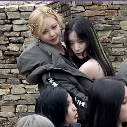 teokbokkiSoojin's tweet photo. The world hard and cold, her unnies soft and warm 🫠 https://t.co/jzrLl5XHs4