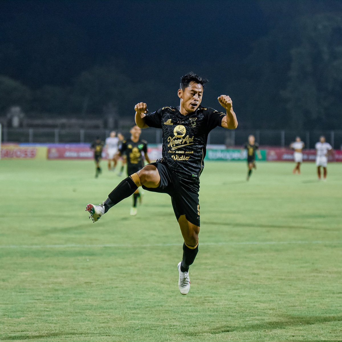 persebayaupdate's tweet photo. HAL0 3ALI
Selamat untuk #Back2Back nya
@BaliUtd https://t.co/N4jdI8cTZa