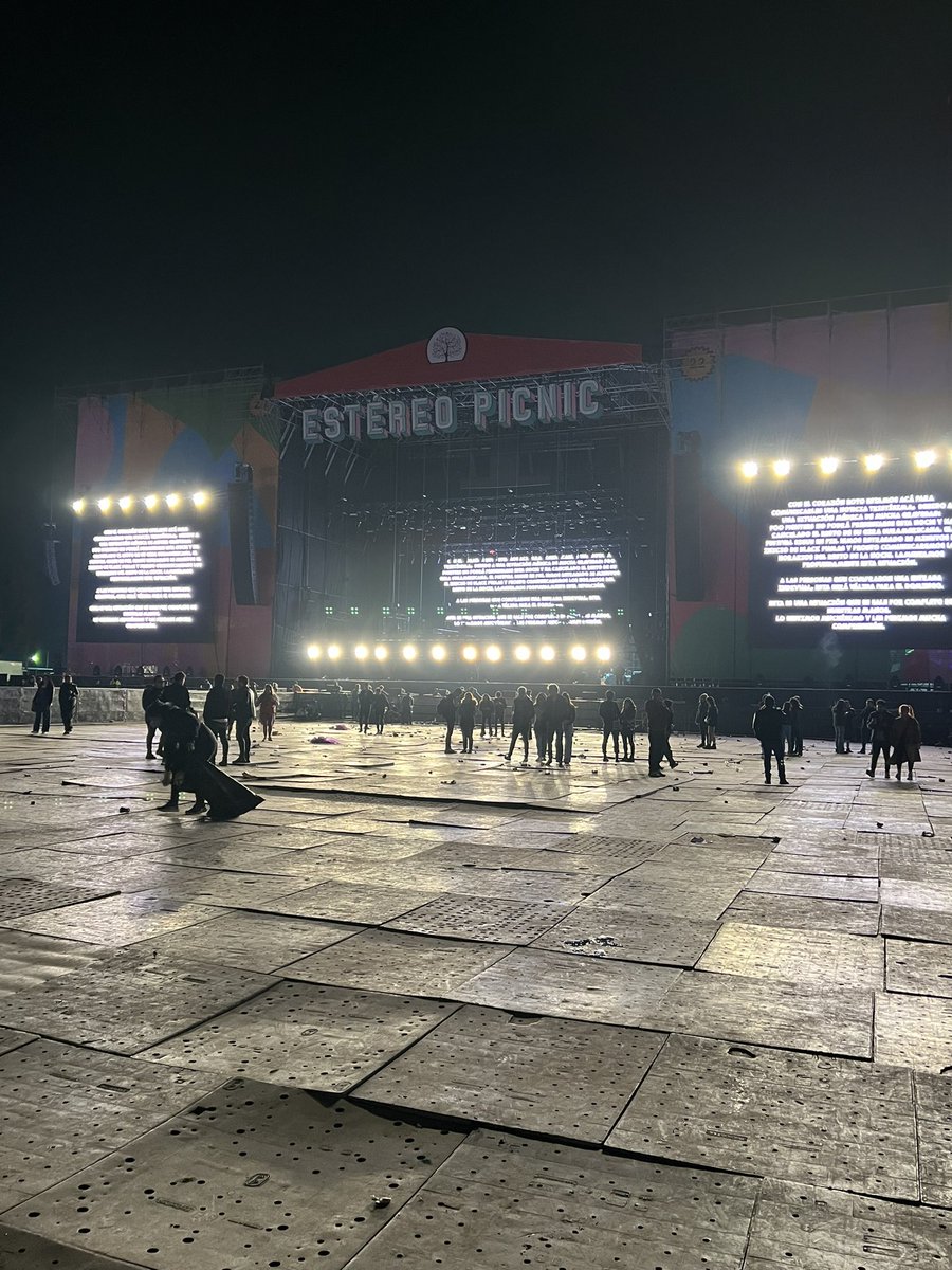 MapisN19's tweet photo. Se apagó la luz de Foo Fighters , todos demasiado tristes https://t.co/a7vo7jVr1q