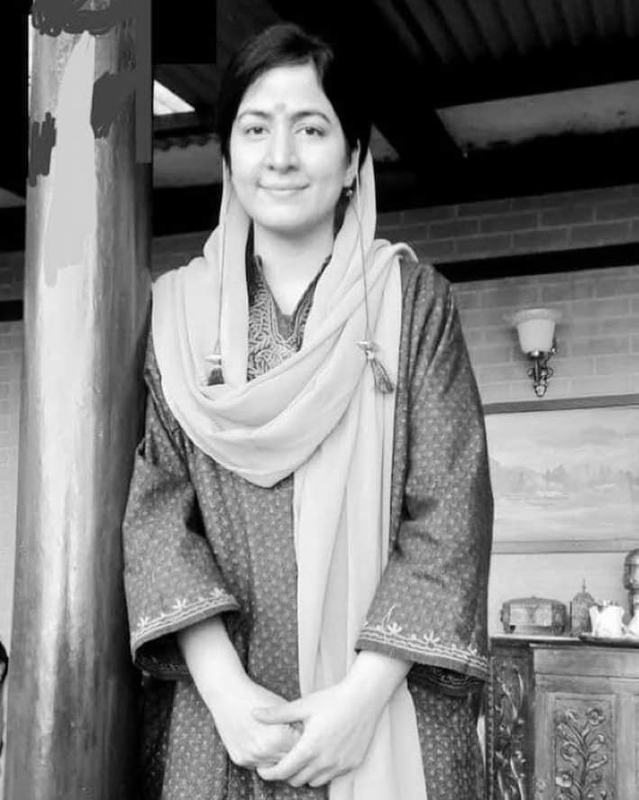 "गिरिजा टिक्कू के साथ कश्मीर में हुए सामूहिक बलात्कार और आरी द्वारा योनी से शुरू कर मस्तक तक पूरे शरीर को 2 भाग में काट देने की क्रूरतम खबर आजतक आपके पास नहीं पहुँची, पर एक #पत्थरबाज को सेना ने जीप के आगे बिठाकर घुमाया, तो पूरी दुनिया को खबर मिल गई। इसी को #प्रोपेगेंडा कहते हैं।"