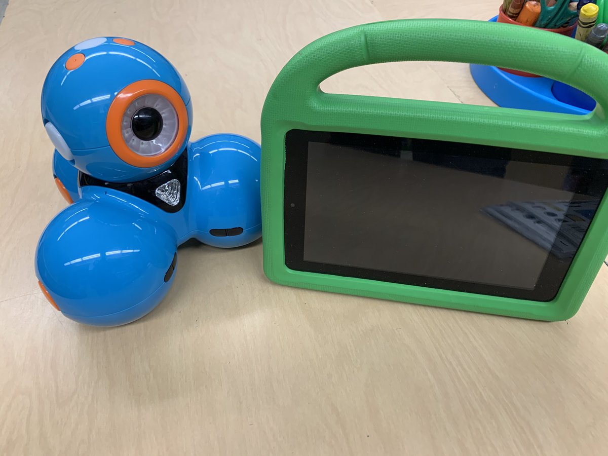 YMeza44's tweet photo. This was prep for tonight’s student #STEMcon . I ran the TK-2 Intro To Robotics. Packed sessions. Kiddos were eager to learn! #iLoveMyJob . 🤖 #CSforAll https://t.co/pYR6HNnGdx
