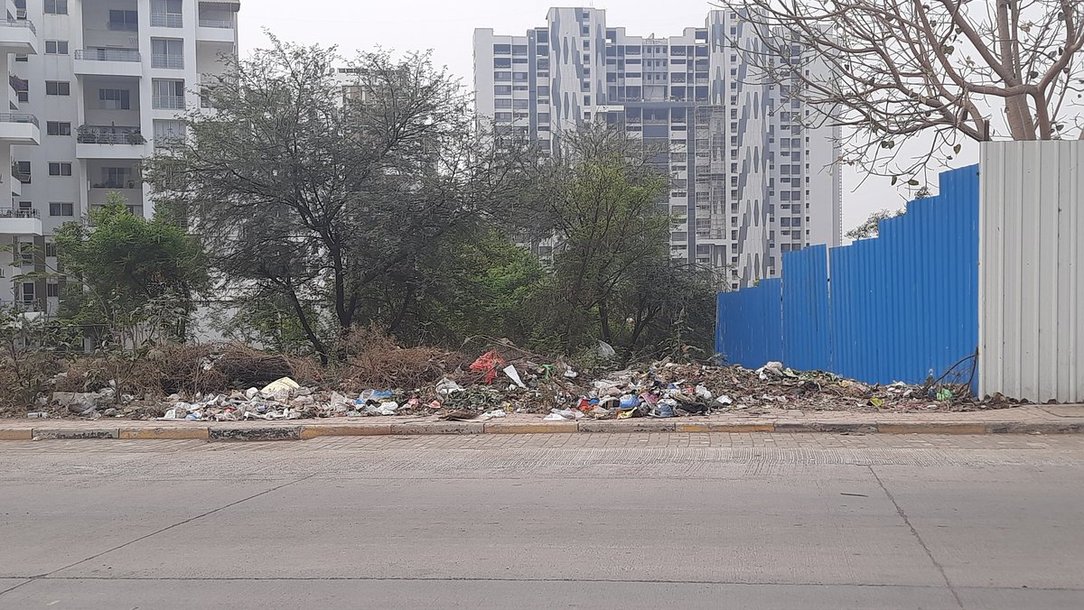 sperdha's tweet photo. This is the condition of Marvel Enigma and Zephyr road. After multiple complaints @PMCPune not taking any actions. It is so dirty that we are unbearable to walk. Mosquitoes breeding zone too. @suniltingre @CleanKharadi https://t.co/gWZm4bV4kL