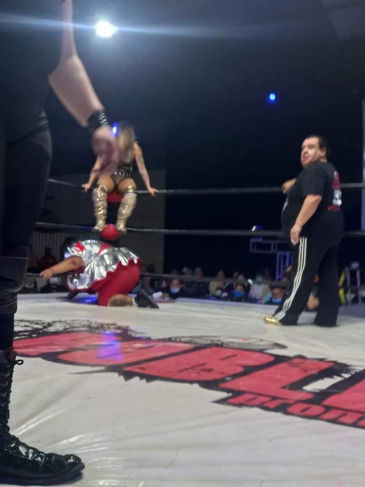LaTijeraLucha's tweet photo. Segunda lucha #RoblesPromotions desde #ArenaLopezMateos,donde hubo constantes castigos e intercambio de dominio #Baronessa, #DiosaQuetzal y #BlackShadowJr salen con la mano en alto al dar cuenta de #BigMami, @VanillaVargas y @toninajacksonjr en un gran ambiente de la afición... https://t.co/wF1gJATKLL