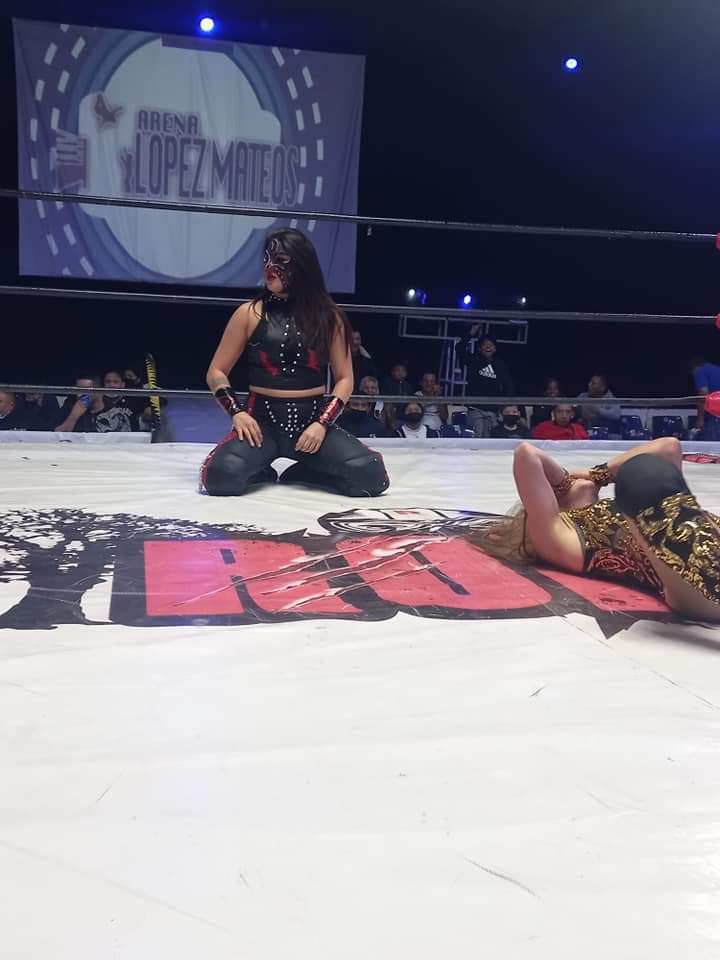 LaTijeraLucha's tweet photo. Segunda lucha #RoblesPromotions desde #ArenaLopezMateos,donde hubo constantes castigos e intercambio de dominio #Baronessa, #DiosaQuetzal y #BlackShadowJr salen con la mano en alto al dar cuenta de #BigMami, @VanillaVargas y @toninajacksonjr en un gran ambiente de la afición... https://t.co/wF1gJATKLL