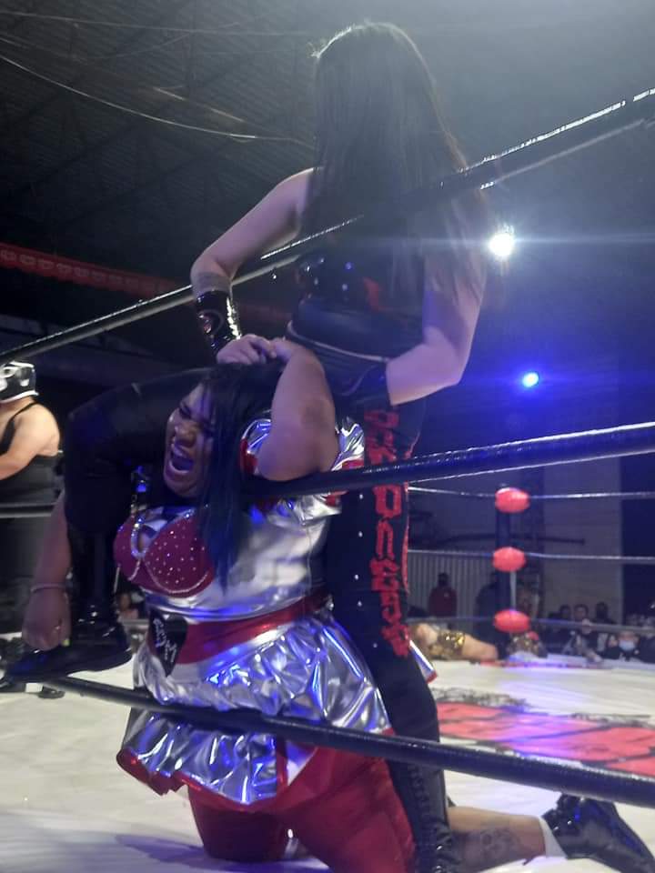 LaTijeraLucha's tweet photo. Segunda lucha #RoblesPromotions desde #ArenaLopezMateos,donde hubo constantes castigos e intercambio de dominio #Baronessa, #DiosaQuetzal y #BlackShadowJr salen con la mano en alto al dar cuenta de #BigMami, @VanillaVargas y @toninajacksonjr en un gran ambiente de la afición... https://t.co/wF1gJATKLL