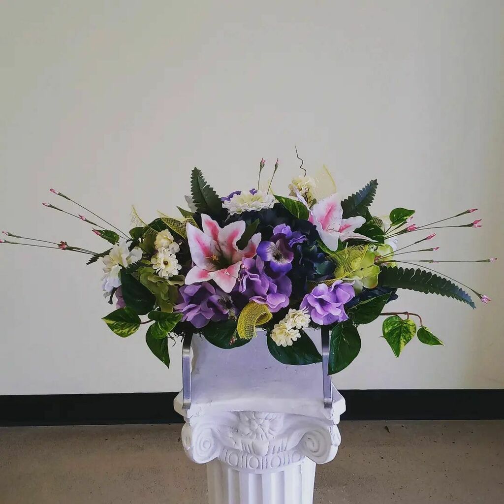 #artificialflowers #artificialflowerarrangement #floraldesign #sympathyflowers instagr.am/p/CbjRXQmMhXK/