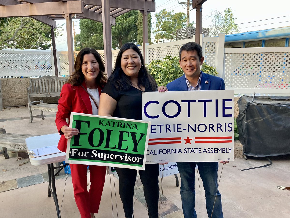 VoteCottie's tweet photo. @CMDEMS is ready for 2022! #TeamCostaMesa @KatrinaFoley @DaveMinCA @DPOC @OCLF https://t.co/tIg71qL5Kk