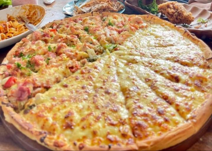Samantha0797's tweet photo. Finally we arrived! But first things first before the stroll, a Sumptuous Lunch for the fam., Tara Let's Eat po.😊
#TYJ
#HelloBC
#LifeIsBrewtiful https://t.co/OyR4ReECSG