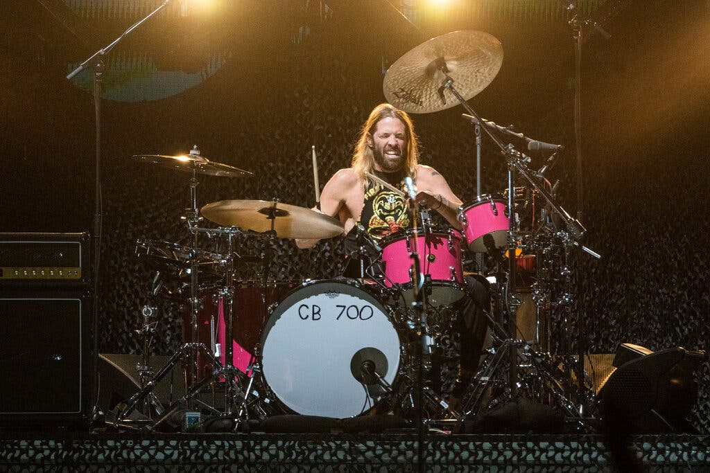 .@FooFighters Taylor Hawkins was an archetypal rock drummer — I mean, just look at the guy.  He lived and played really hard and really well and really joyously, and that was very inspiring.  His passing is a shock and a terrible loss.

(photo: Amy Harris)