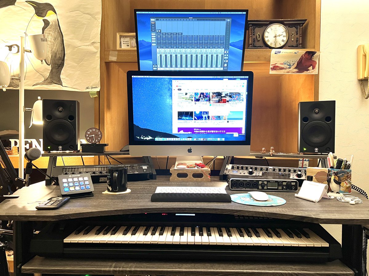 zuttomohumi's tweet photo. マイデスク😀
所有機材の中で1番付き合いが長いYAMAHA MSP5 Studio。
1年のうち350日くらい、このモニタースピーカーから出る音を聴いています。
まるで目の前で人が演奏しているような生々しい出音。
自分の仕事になくてはならない機材です🐧
#ヤマハマイスタジオ
#MSP5 https://t.co/ORP3gGzAPD
