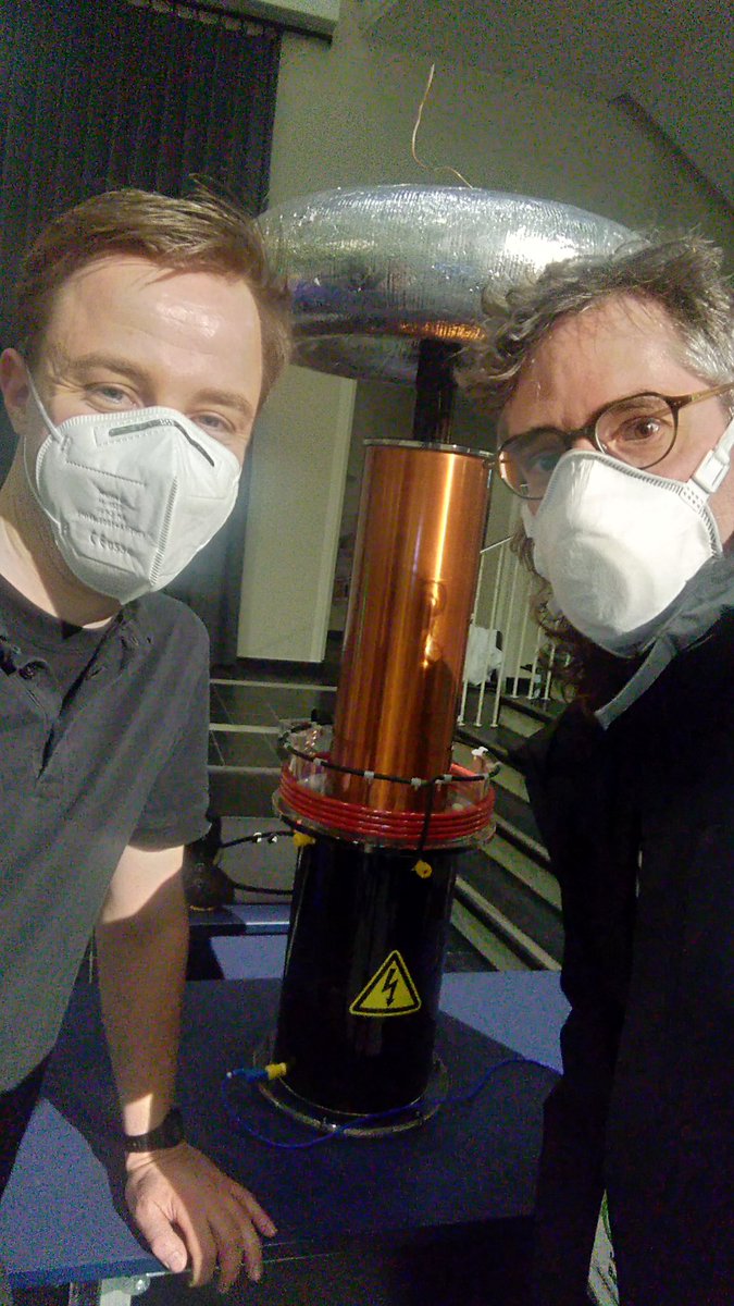 Dokter Bauer (@carbolution) on Twitter photo Endlich einmal Face 2 Face: Eric von <a href="/experimenteshow/">eric_experimentiert</a> und eine seiner musikalischen Tesla Spulen. ⚡⚡⚡ #fjs2022 Endlich einmal Face 2 Face: Eric von <a href="/experimenteshow/">eric_experimentiert</a> und eine seiner musikalischen Tesla Spulen. ⚡⚡⚡ #fjs2022