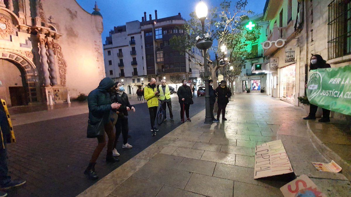 FFFVinaros's tweet photo. ✊🌿 Ahir 25M, malgrat la pluja, vam tornar a sortir als carrers de #Vinaròs.

‼️ Perquè volem una llei climàtica valenciana transformadora, que pose les persones i la natura al centre, la #VidaFrontElCapital! https://t.co/MrQoxqlhv8