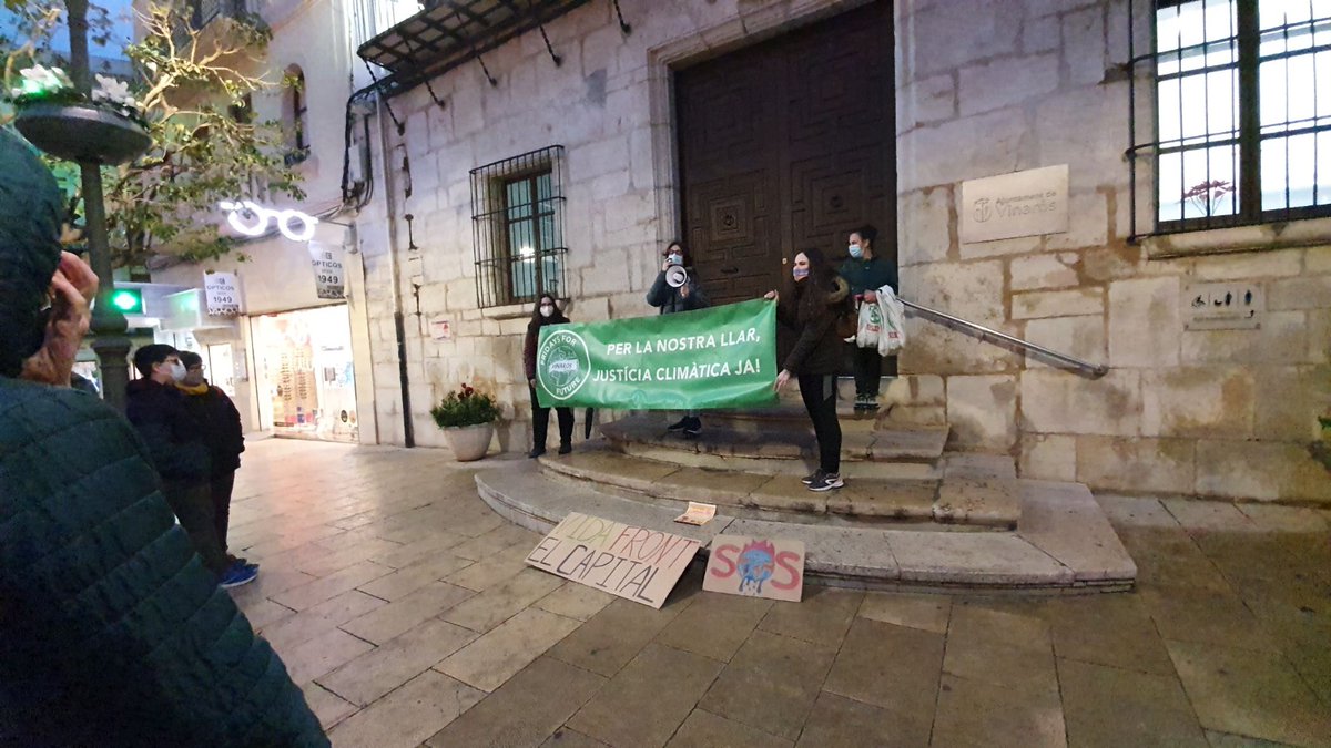 ✊🌿 Ahir 25M, malgrat la pluja, vam tornar a sortir als carrers de #Vinaròs.

‼️ Perquè volem una llei climàtica valenciana transformadora, que pose les persones i la natura al centre, la #VidaFrontElCapital!