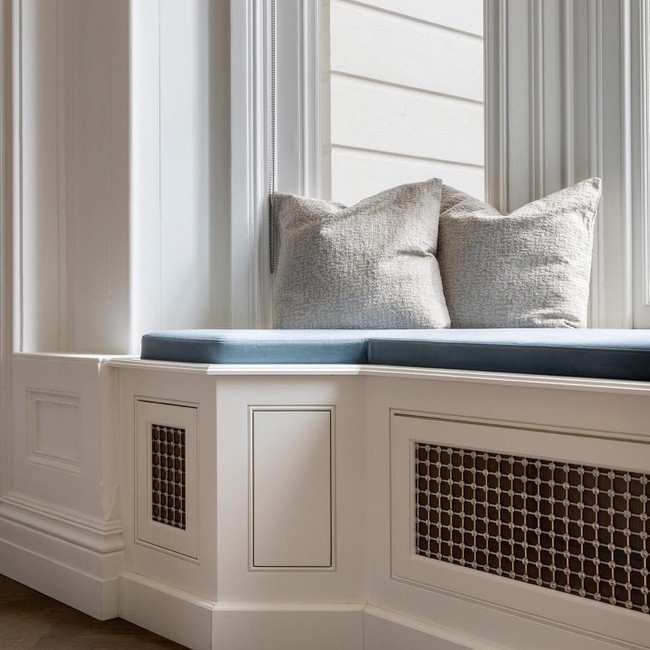 StellaMannering's tweet image. Spring has sprung, keeping it simple with a paired back design of off white, warm neutrals and dusty grey/blues.

Bespoke window seat crafted by @barrjoinery

📸 @barrjoinery

#barrjoinery #joinery #joineryworkshop #woodworkshop #woodwork #thamejoinery #bespokejoinery #customjo