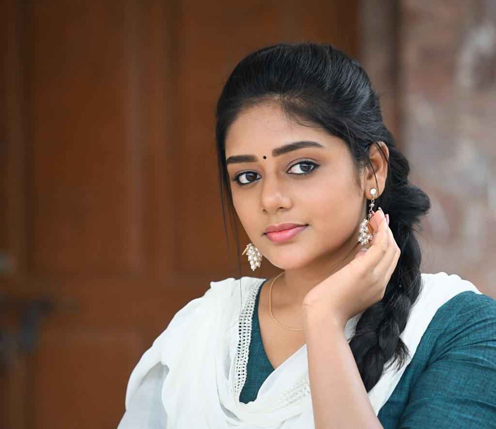 பிறருடைய. மனதை 
கவர்வது  நம்முடைய
அறிவோ அழகோ 
 அல்ல .

நாம்  பழகும் விதமும் 
பிறரை  நாம் மதிக்கும்
விதத்தில் தான்.
அமையும் ...!!!