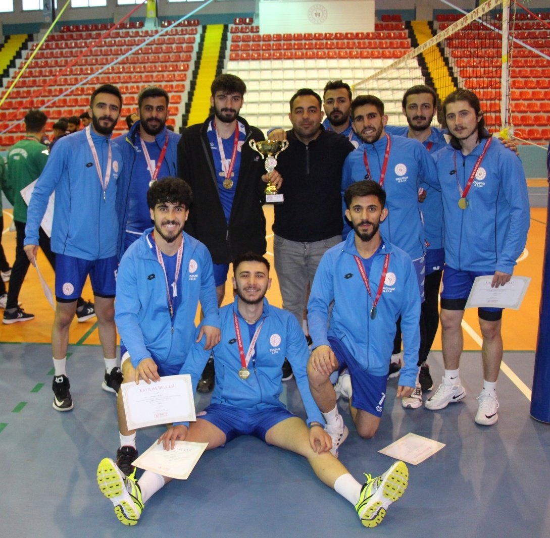 İlimizde düzenlenen KYGM 34. Voleybol Turnuvası 8. Grup müsbakaları tamamlandı. 

Turnuvayı şampiyon olarak tamamlayan Erzurum'a kupa ve madalyalarını İl Müdürümüz takdim etti. 

Tüm katılımcı illerimizi tebrik ederiz.
#GSBYurtlarıTurnuvada 
#SporHerYerde
